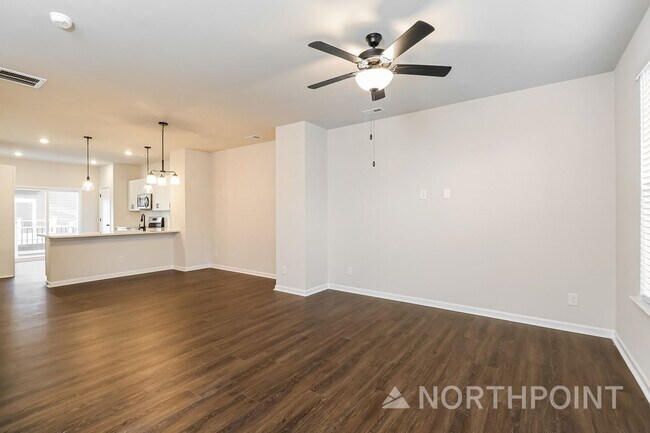 Foto del edificio - Beautiful 3BR 3.5BA Townhome w/ Full Appliance Kitchen Garage Parking in University