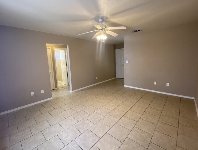 Foto del edificio - 2801 Cantabrian Dr