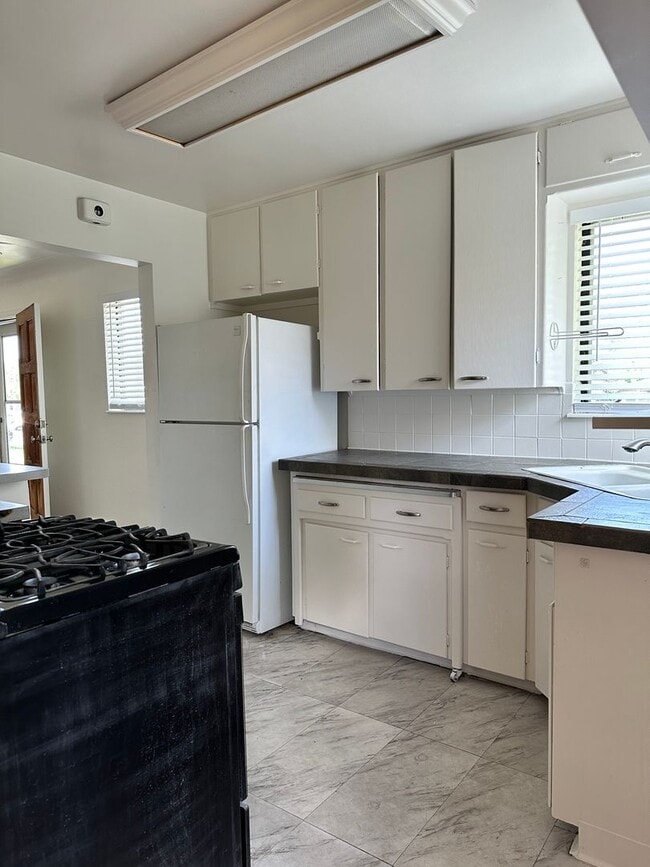Building Photo - Awesome ranch style home 2bed+2offices 2ba...