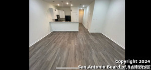 Foto del edificio - 6942 Crestway Rd