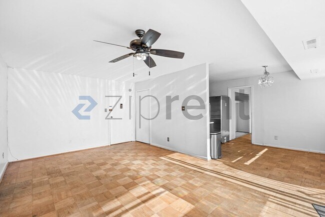 Foto del edificio - 5851 Quantrell Ave