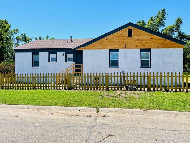 Building Photo - 555 E Harmon Dr