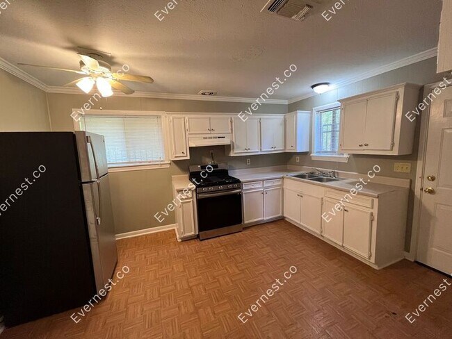 Foto del edificio - 325 Queen Catherine Ln