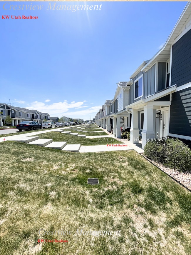Building Photo - Beautifully Maintained Townhouse in a Prime Location
