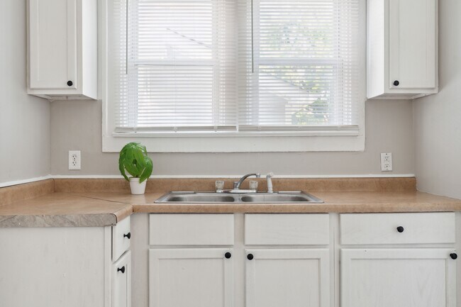 Foto del edificio - 619 N Gray St