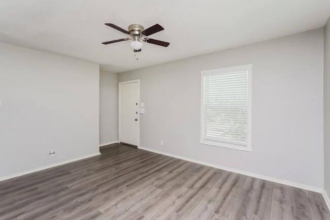Building Photo - 5111 Royal Dr
