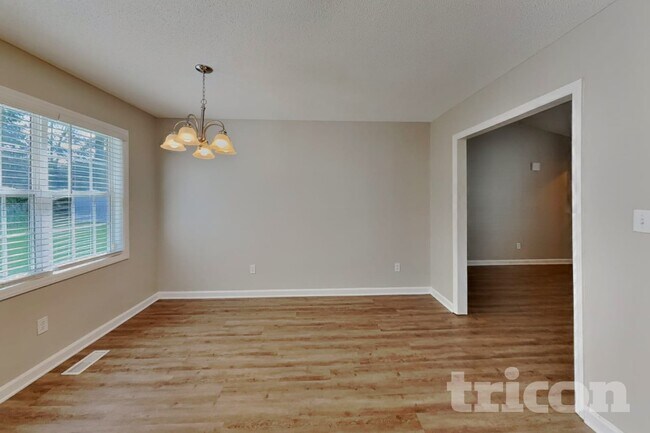 Foto del edificio - 2112 McKinnon Dr
