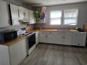 Building Photo - 320 Riverview St
