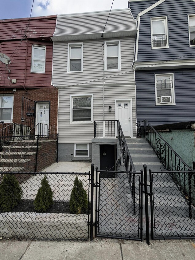 Primary Photo - 204 Summit Ave