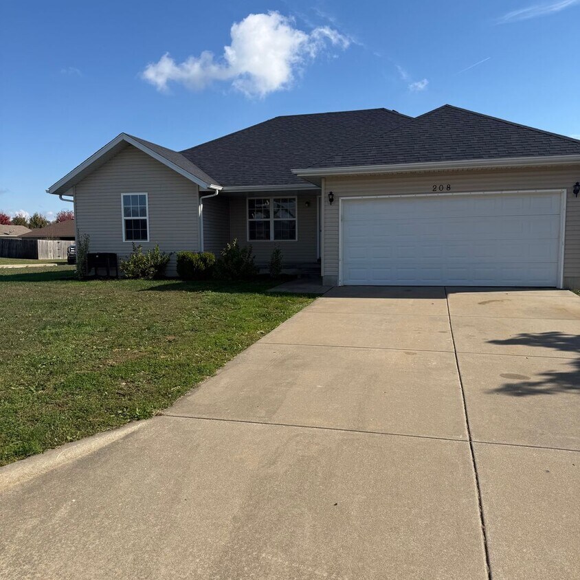 Foto principal - 4 Bedroom 2 Bathroom on corner lot