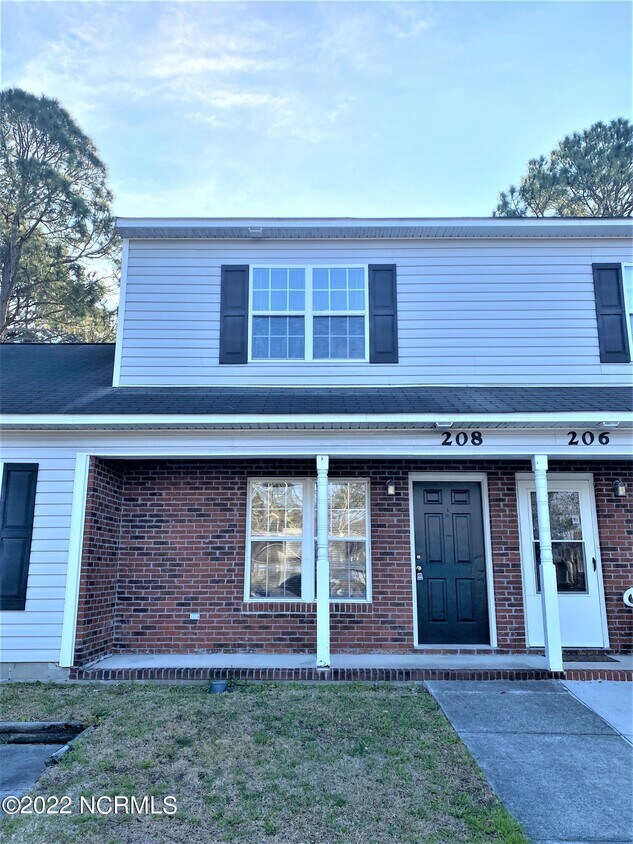 Primary Photo - 208 Palace Cir