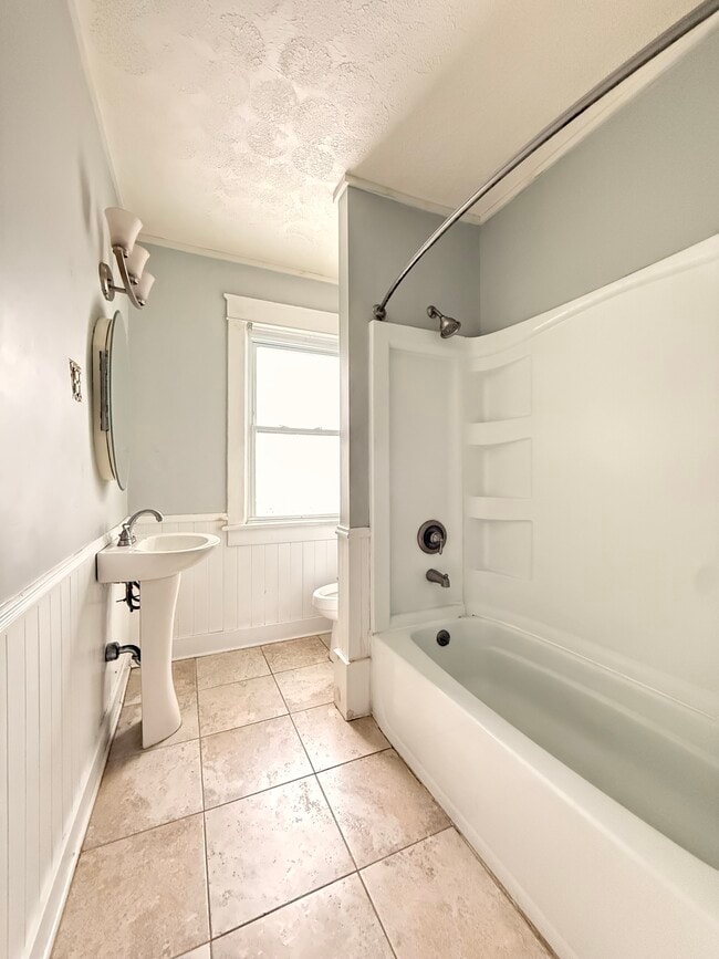 Baño completo - 838 E 4th Ave