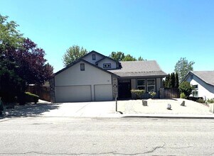Building Photo - 1665 Southview Dr