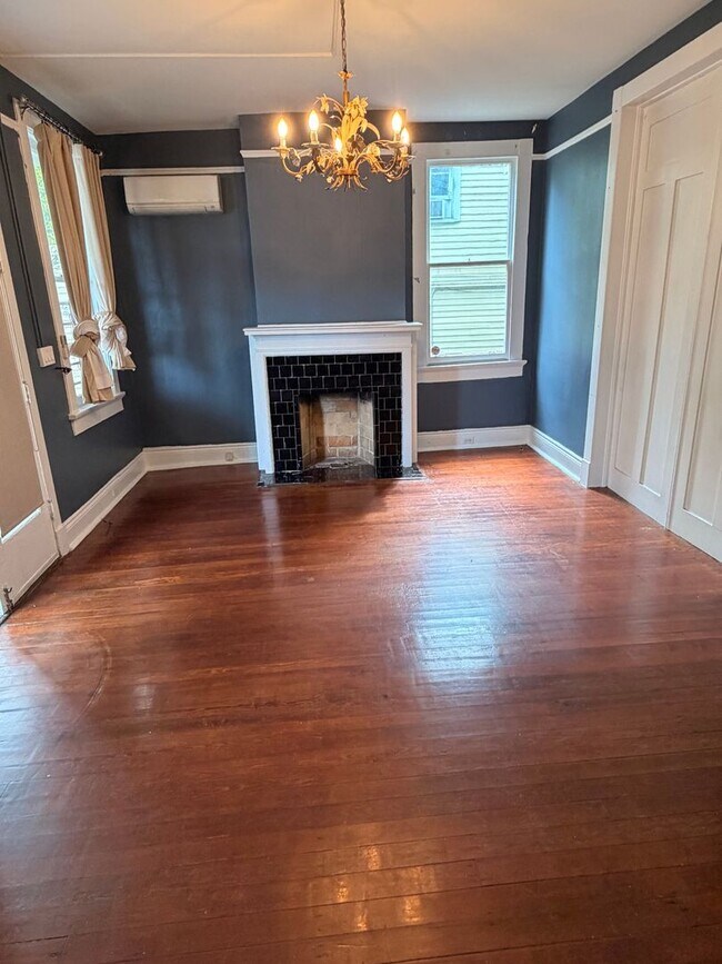 Building Photo - 2BD/1BA unit w/ big front porch, off street parking, and w/d!