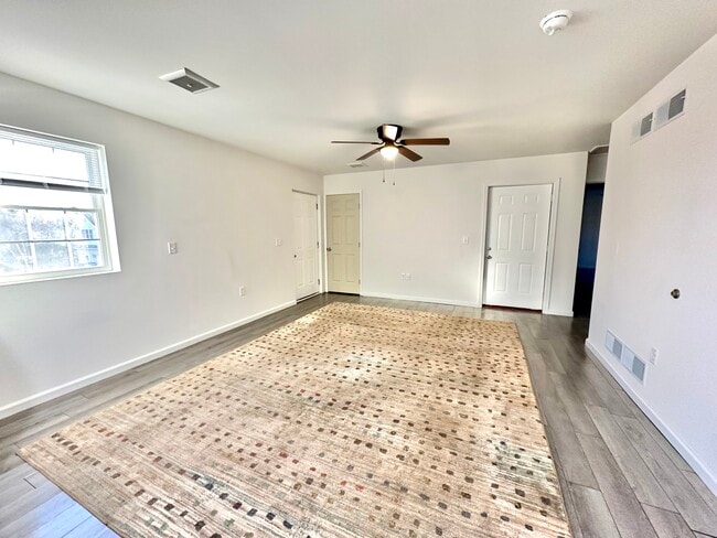 98 Skylite Dr - Living Room - 98 Skylite Dr