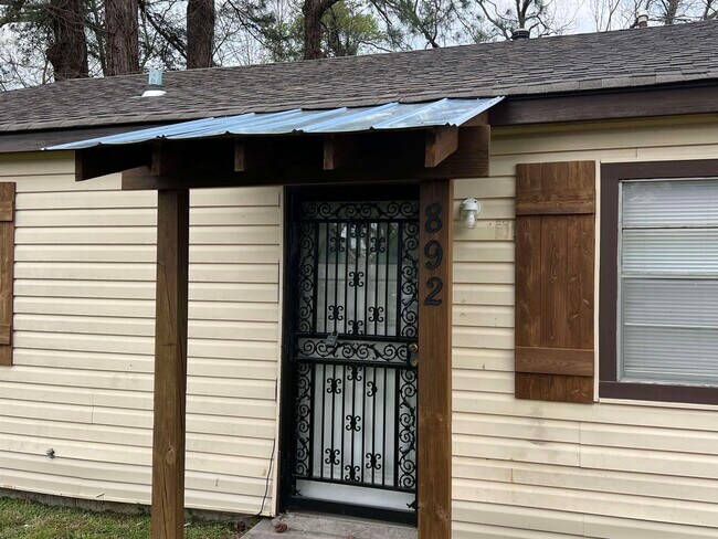 Building Photo - 892 Restbrook Ave