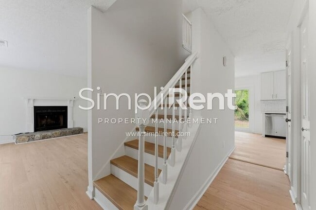 Foto del edificio - Updated Home with Spacious Layout & Private Backyard