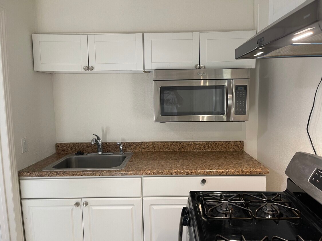 Foto principal - 15015 Dauchy Ave