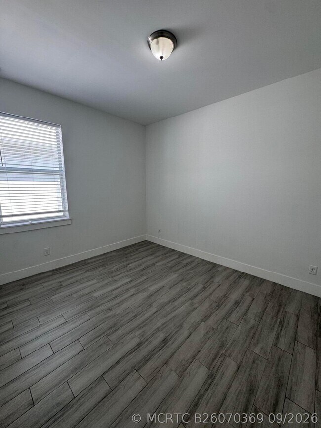 Building Photo - 1031 Mango Dr