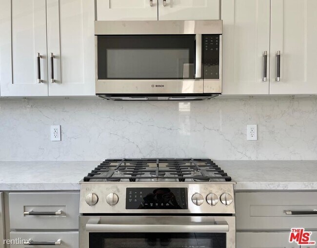 Foto del edificio - 2 br, 2 bath House - 134 1/2 N Kings Rd