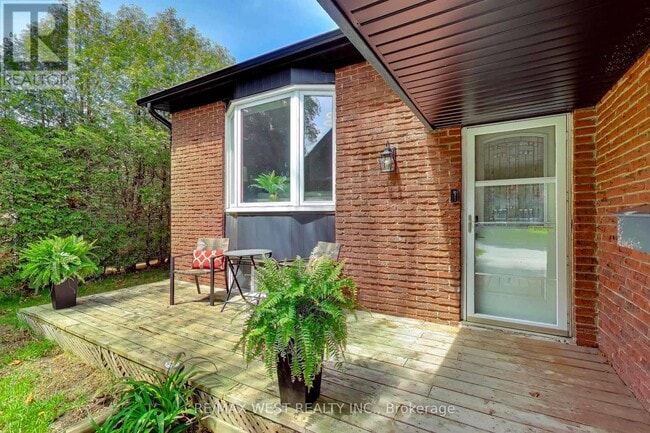 Building Photo - 128 Roser Crescent