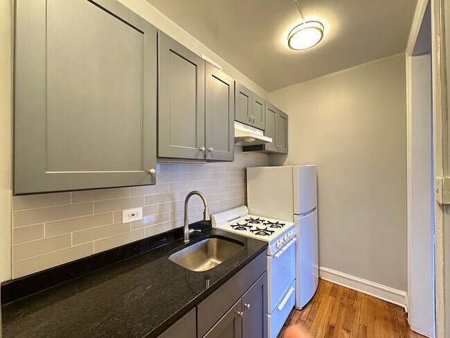 Foto del edificio - 1369 W Estes Ave