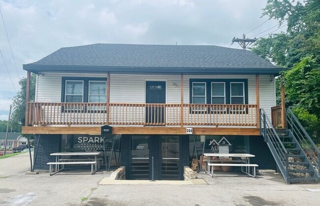 Building Photo - 204 E Gudgell Ave