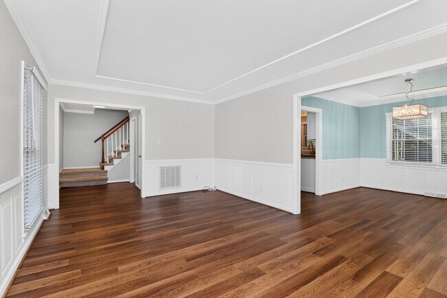 Building Photo - 2438 Knickerbocker Dr