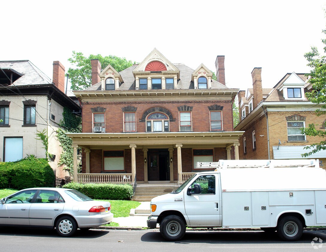 Building Photo - 425 S Aiken Ave