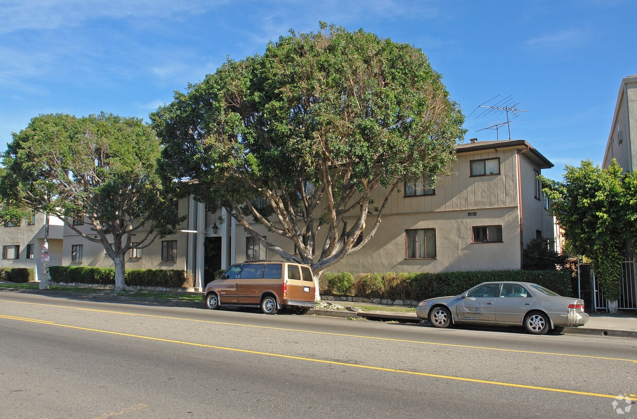 Building Photo - 1118 S Fairfax Ave