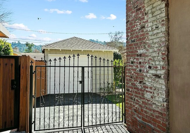 Building Photo - 10744 Aqua Vista St