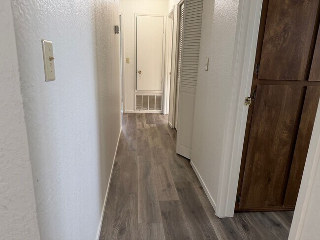 Building Photo - Remodeled 3 bedroom 2 bath house in Citrus Heights HUGE YARD