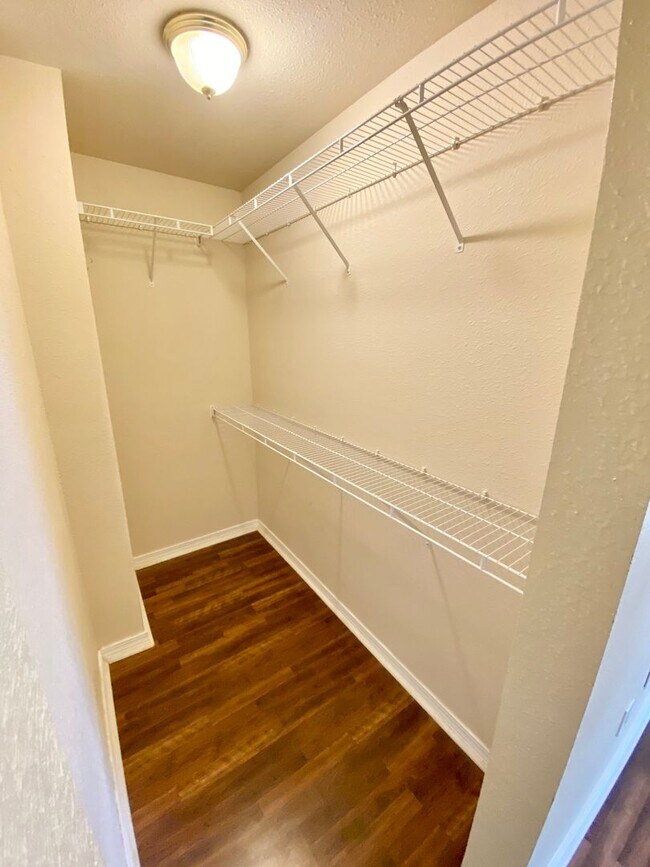 Building Photo - 2 Bedroom 2.5 Bath 1 Car Garage Condo for ...