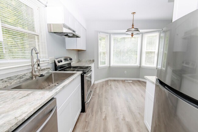 Foto del edificio - Spacious and conveniently located 3-bedroom, 2.5-bath duplex in Southwest Raleigh!