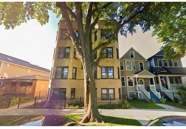 Building Photo - 1911 W Larchmont Ave