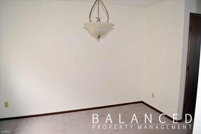Building Photo - 5270 SW West Dr