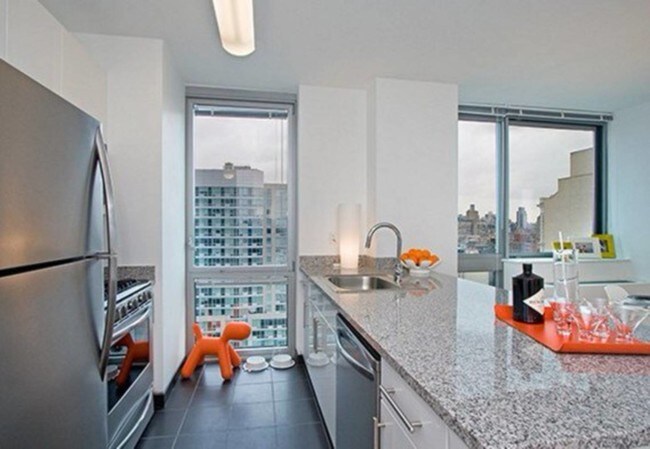Building Photo - 455 W 37th St