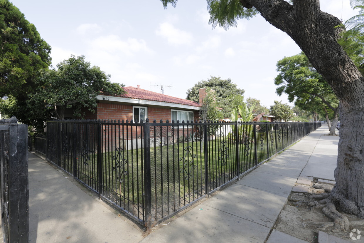 Building Photo - Evergreen Apartments