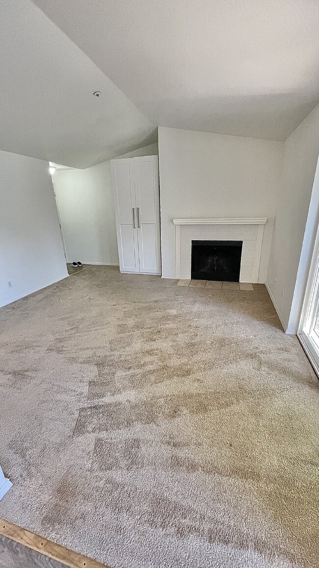 Building Photo - Serene Top-Floor Condo in Lake Forest Park...
