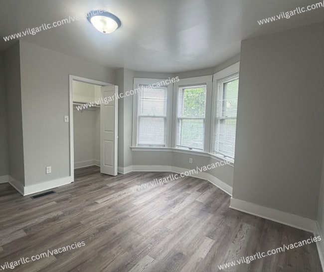Foto del edificio - Step into comfort, convenience, and quality living in this conveniently designed 4-bedroom, 2-flo...