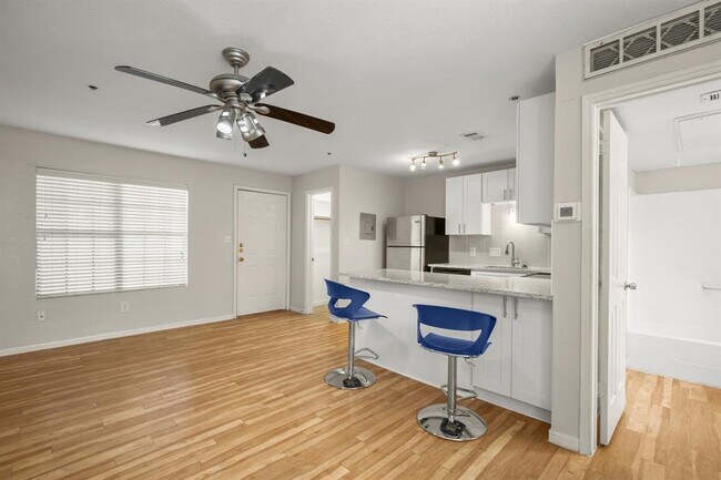 Foto del edificio - 1013 W 23rd St