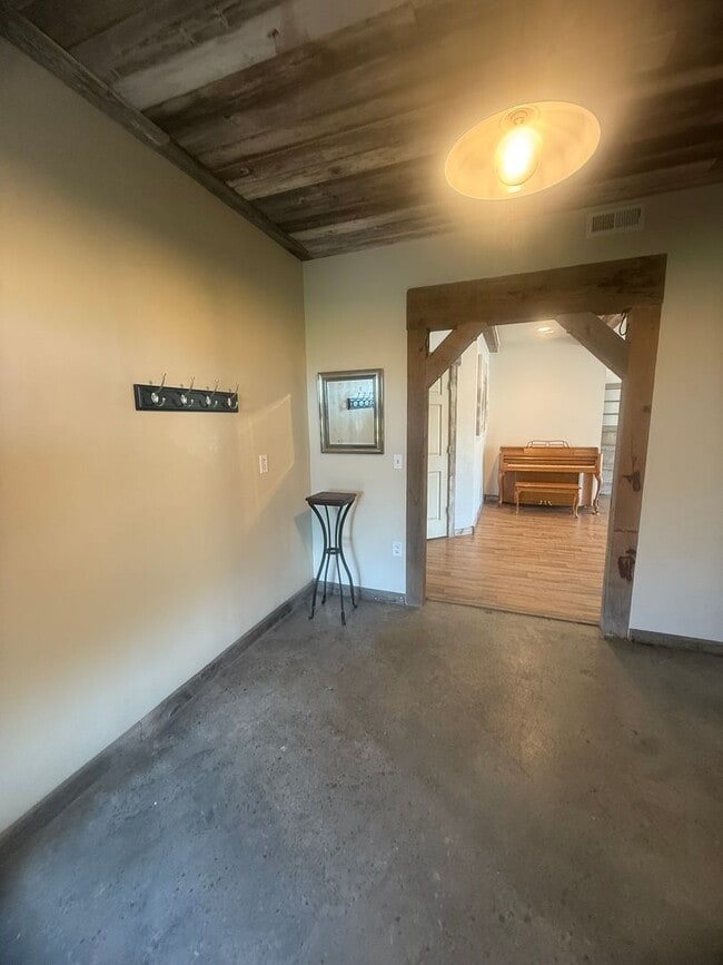 Building Photo - 669 Bluegrass Dr