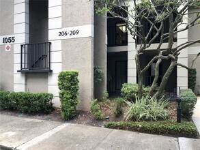 Building Photo - 1055 Kensington Park Dr