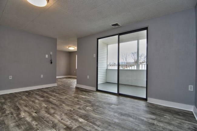 Building Photo - 100 Parkway Blvd #12