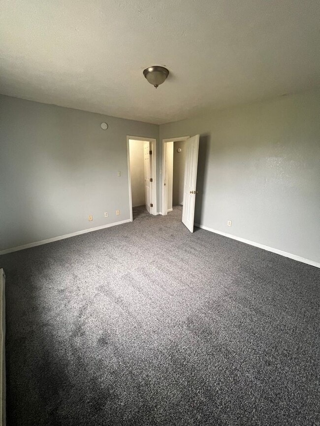 Building Photo - Near Downtown