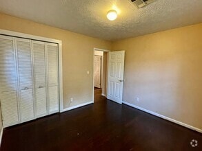 Building Photo - 409 Briarbrook Dr