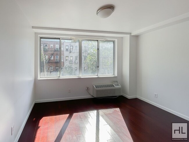 Foto del edificio - STANHOPE STREET / Spacious 1-Bed 1-Bath / ...