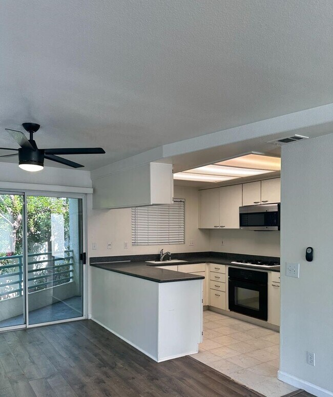 Building Photo - 4594 Cove Dr