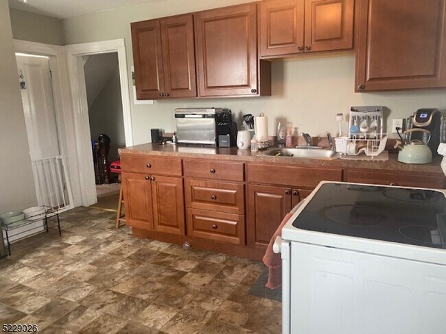 Building Photo - 496 Pompton Ave