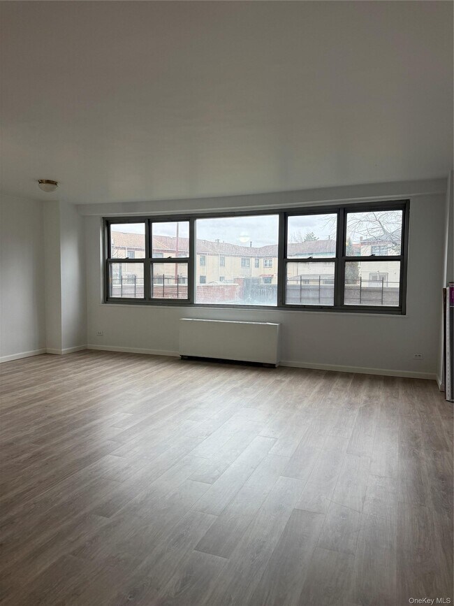 Foto del edificio - 61-20 Grand Central Pkwy